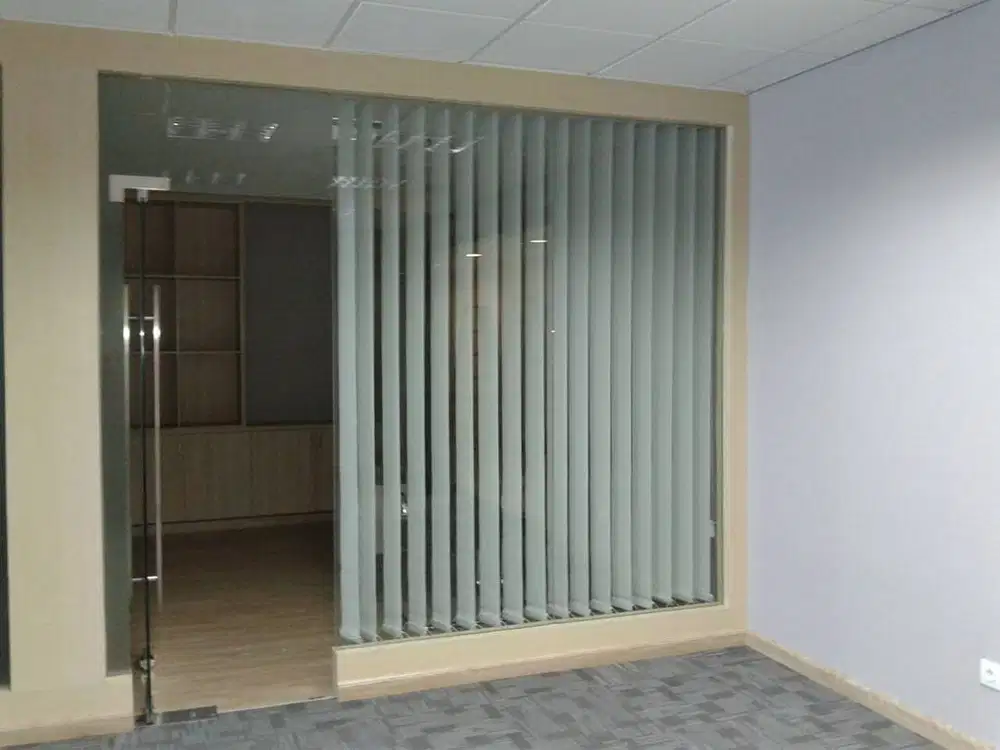Jual & Pasang Tirai Roller Blind/Vertikal/Venetian/Roman Shades Kantor