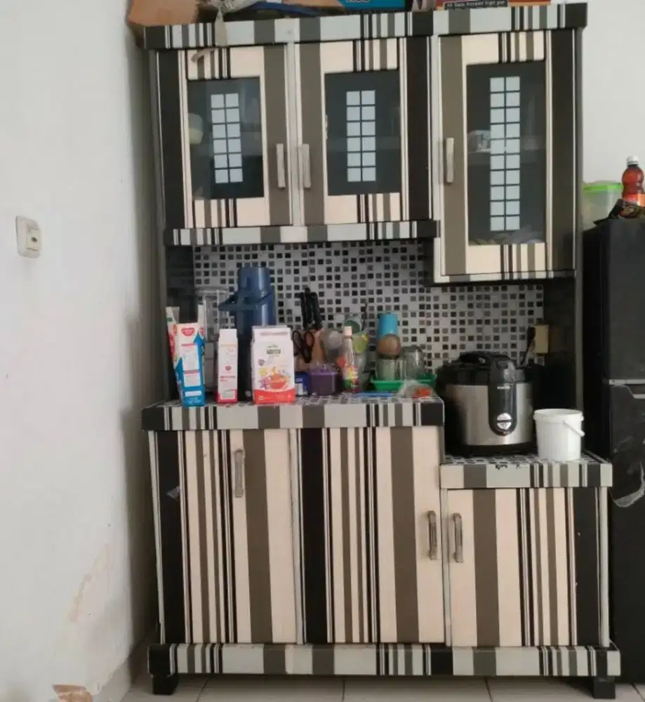 Lemari rak piring minimalia 3 pintu