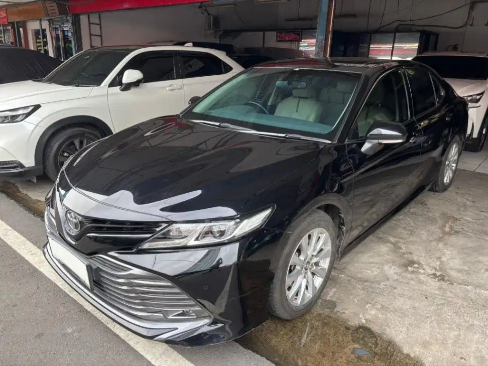 Toyota Camry 2.4 V Warna Hitam Tahun 2019