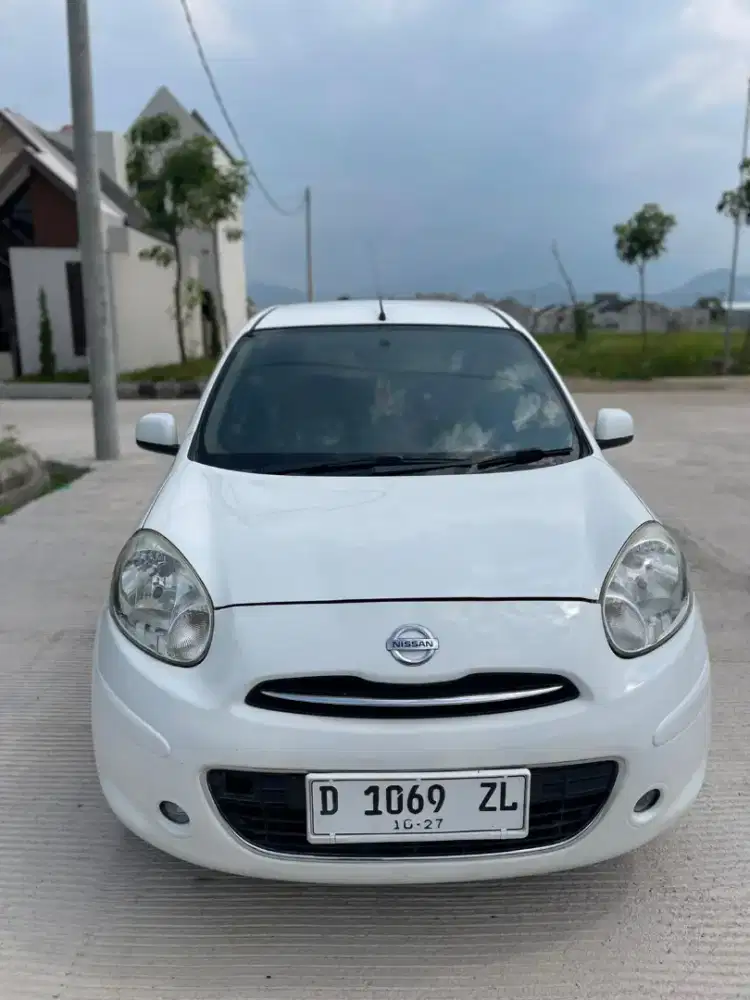 Nissan March XS 1.2 AT 2012 matic putih Pajak Hidup,terawat