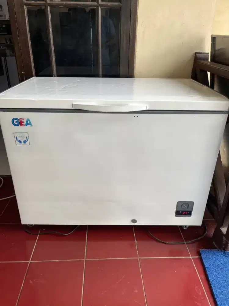 Freezer Box GEA
Kapasitas 330L
Harga 3jt