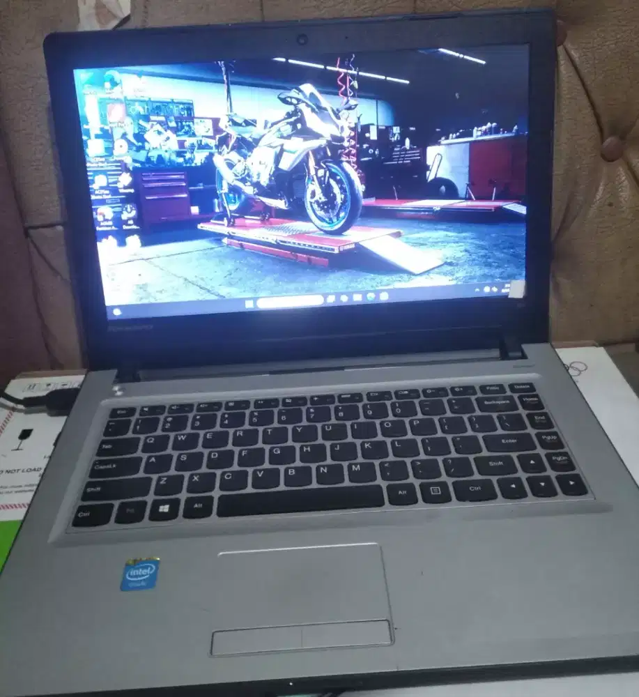 Laptop Lenovo Ideapad 300 normal siap pakai.