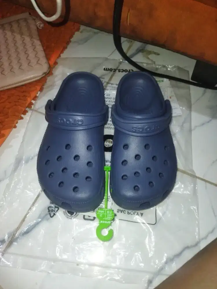 sendal Crocs navy