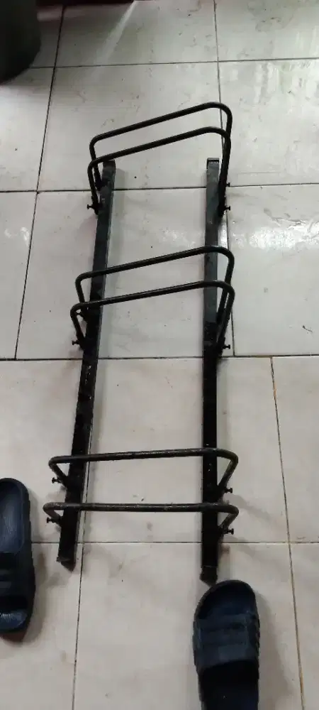 Buat parkir sepeda muat 3 sepeda
