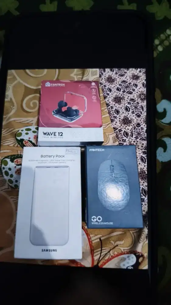 Powerbank Samsung, earbuds, mouse