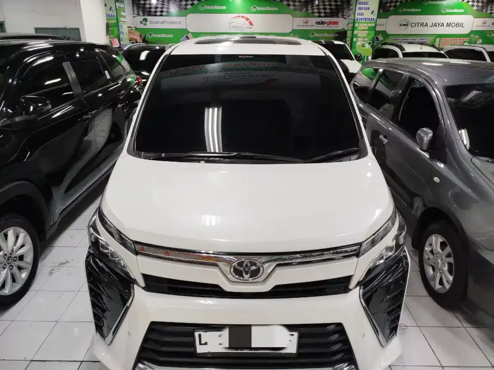 Toyota Voxy 2.0 matic 2018 low km