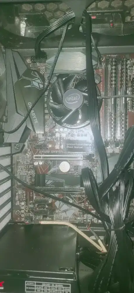 Mobo Gigabyte z490 gaming x pkus proci i5 10600k