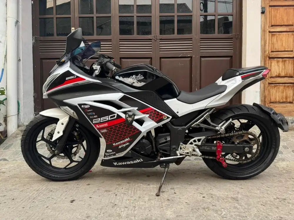 Kawasaki Ninja 250 thun 2013 mesin halus jozz siap gas jalan gan.