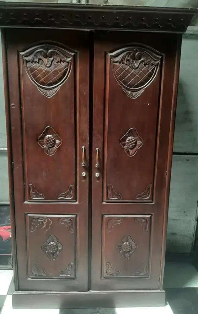 Lemari jati antik