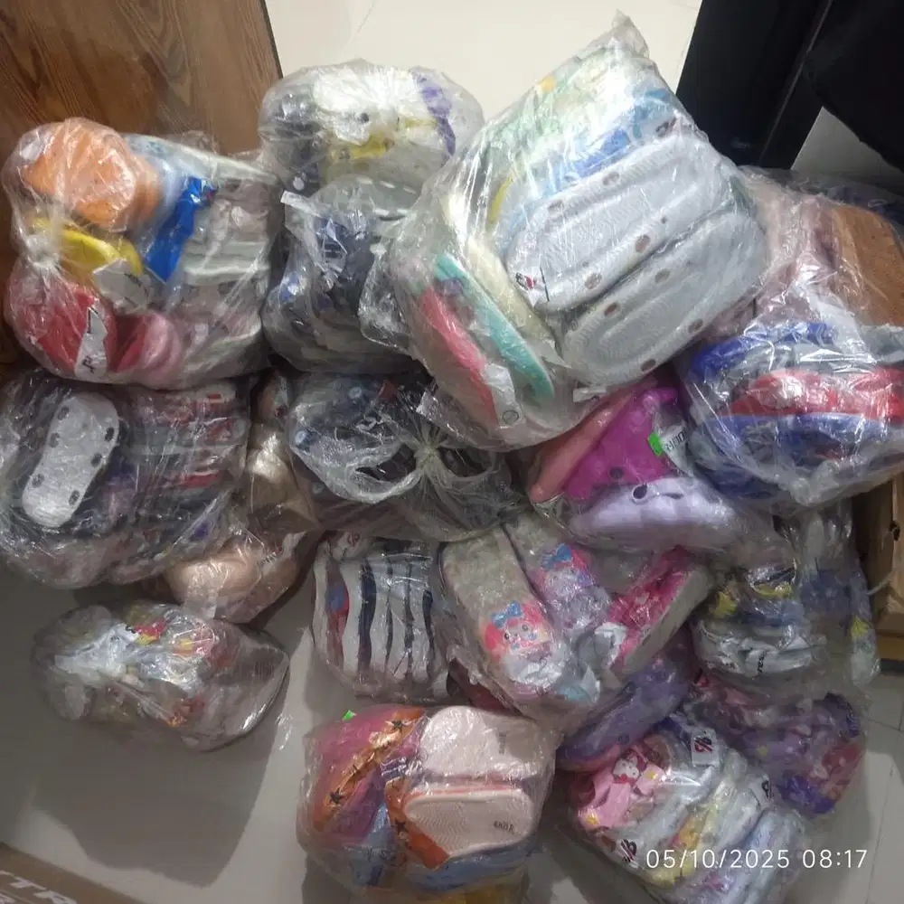 Di obral murah sendal anak- anak 231 pcs