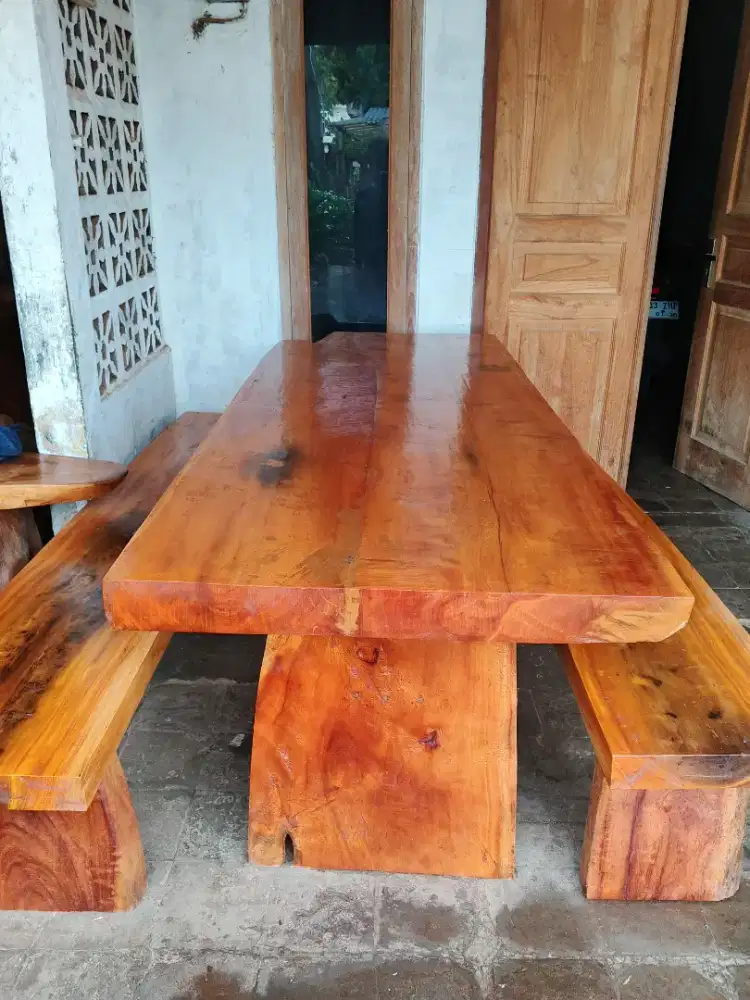 Meja makan antik teras