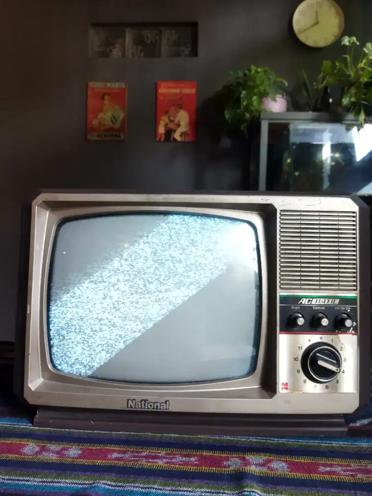 TV tabung jadul merek national warna masih hitam putih ukuran 12 inch
