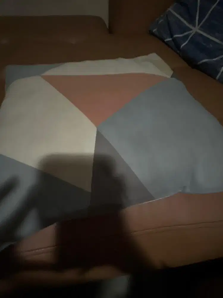 Bantal berwarna biru