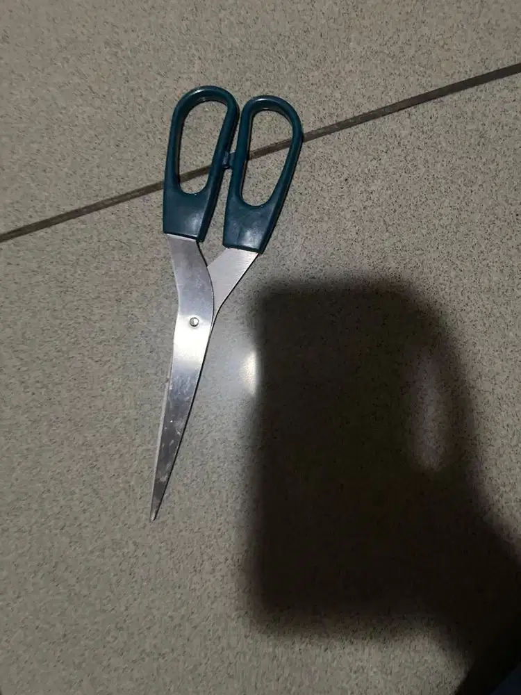 Gunting tajam dan bagus