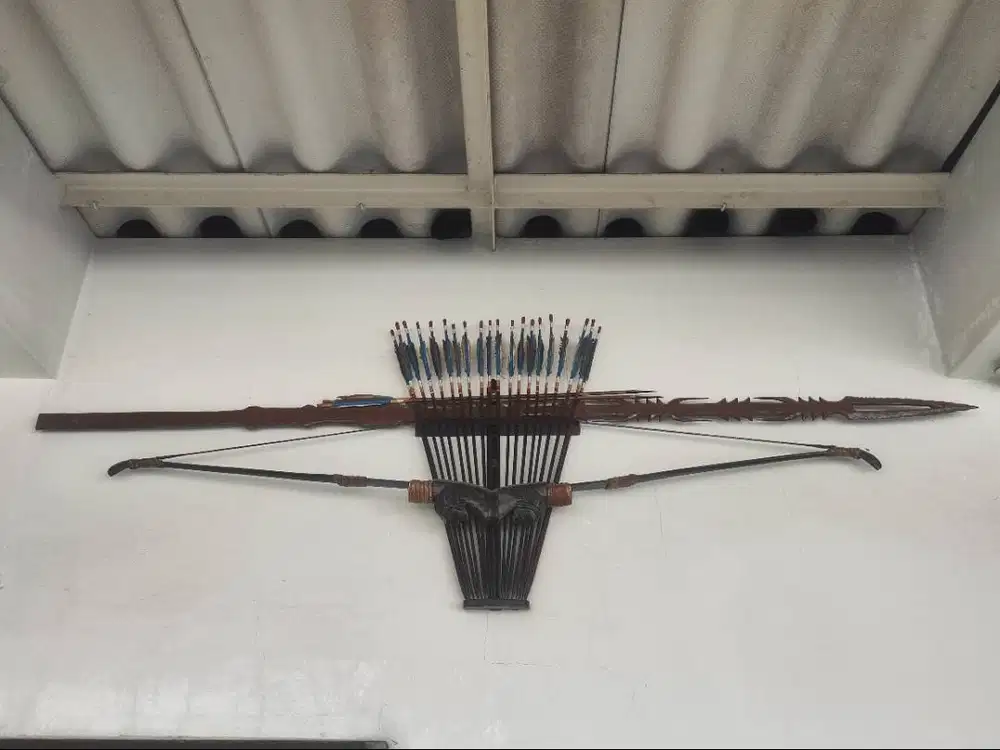 Pajangan panah & tombak peralatan berburu