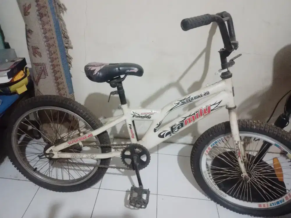Dua sepeda bekas