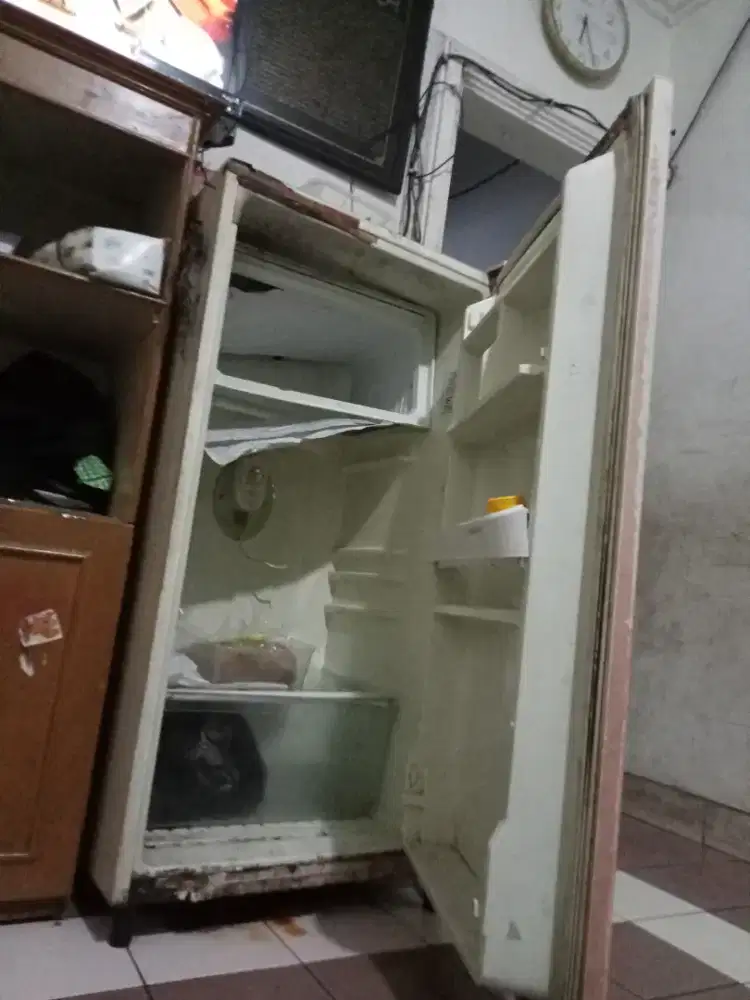 Di jual kulkas 1pintu kondisi preyon habis/mati