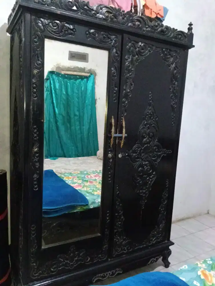 Lemari Jati Antik
