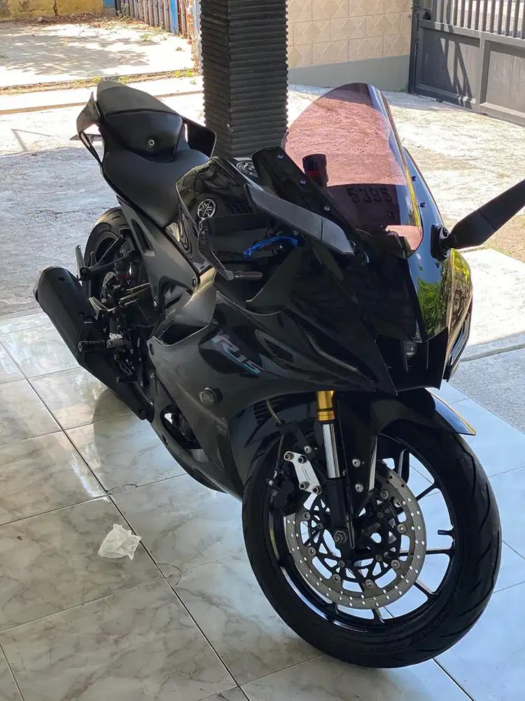 R15 V4 2022 Black AA