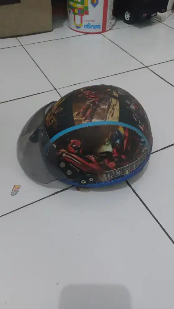 Helm anak bekas