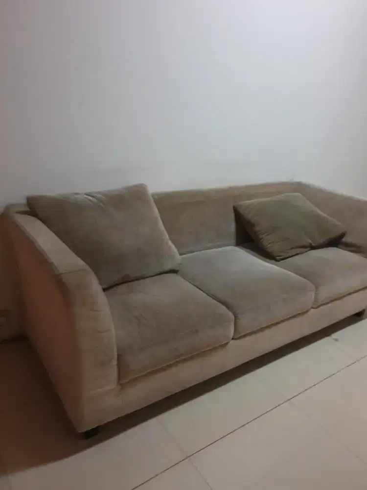 Sofa 3 seater dengan 2 bantal