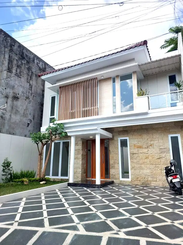 Rumah Baru Halaman Luas dekat Hyatt Regency Palagan