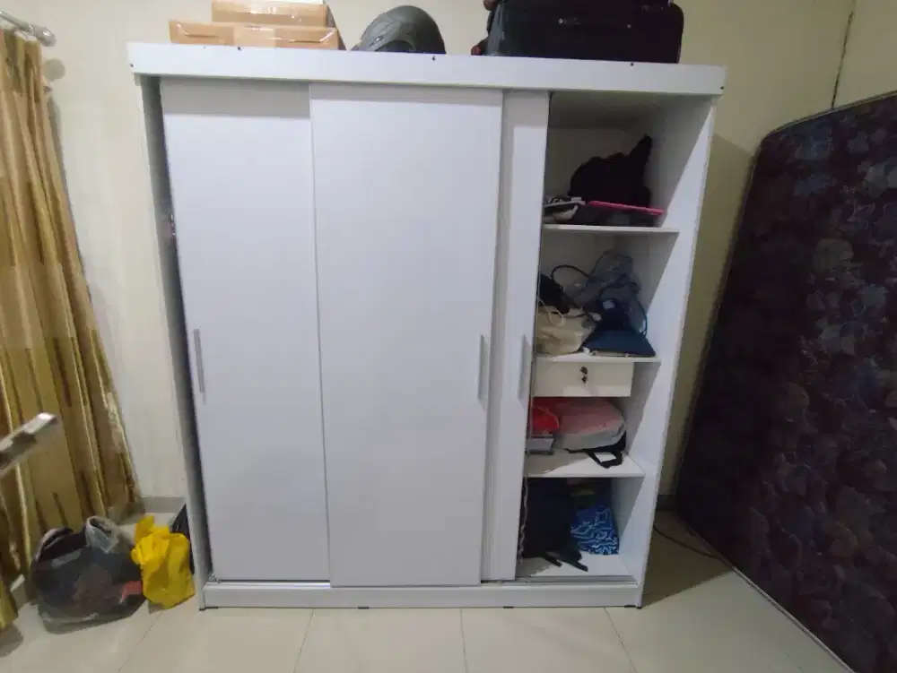 Lemari Baju 3 Pintu Sliding