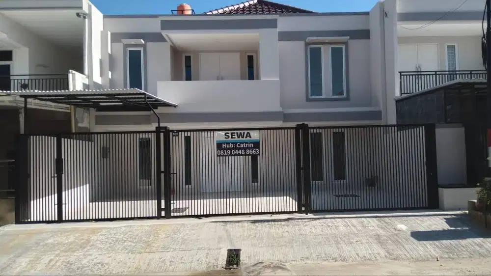 DISEWAKAN RUMAH BERSIH BAGUS RAPI BARU DI PERUMAHAN TAMAN MODERN