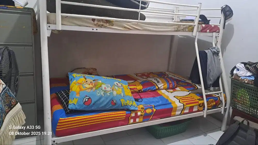 Ranjang tingkat besi