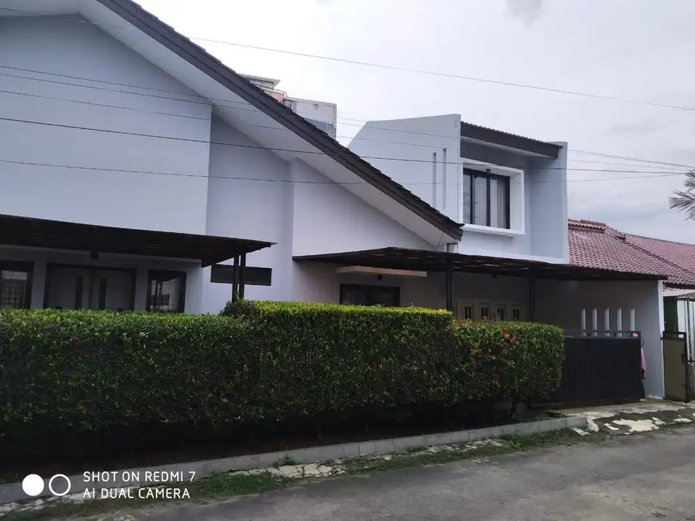Rumah dua lantai siap huni di kopo permai dengan Lokasi strategis