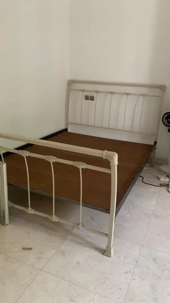 Ranjang besi+ changing diapers bed