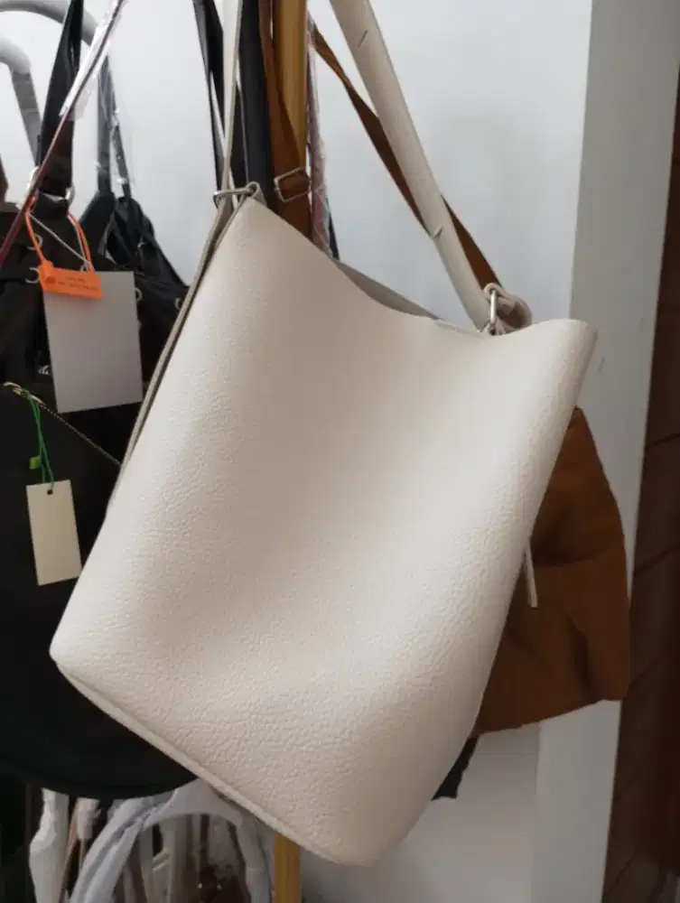 Bucket Bag Warna Putih