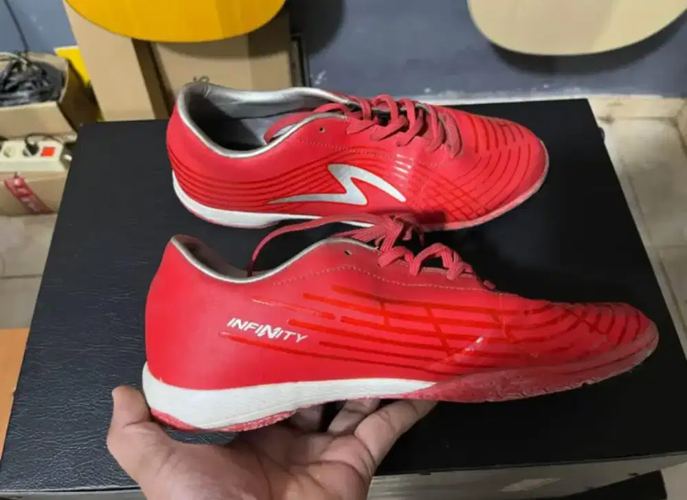 Sepatu futsal specs infinity