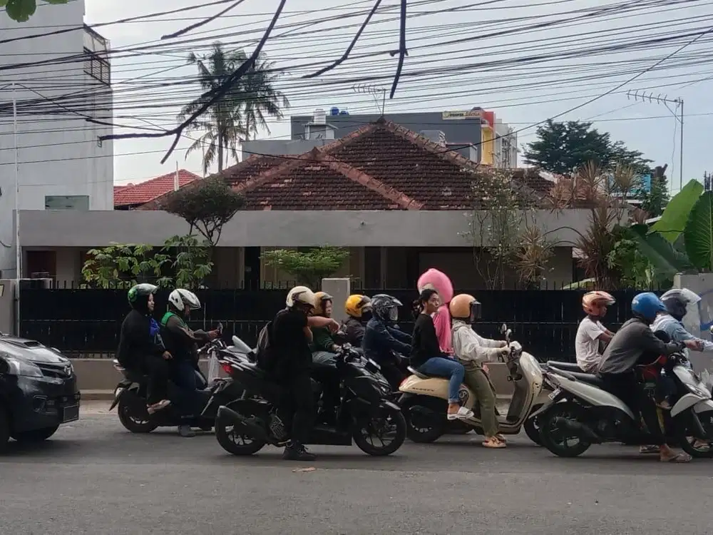 Dijual rumah+perkarangan pas di hook lampu merah