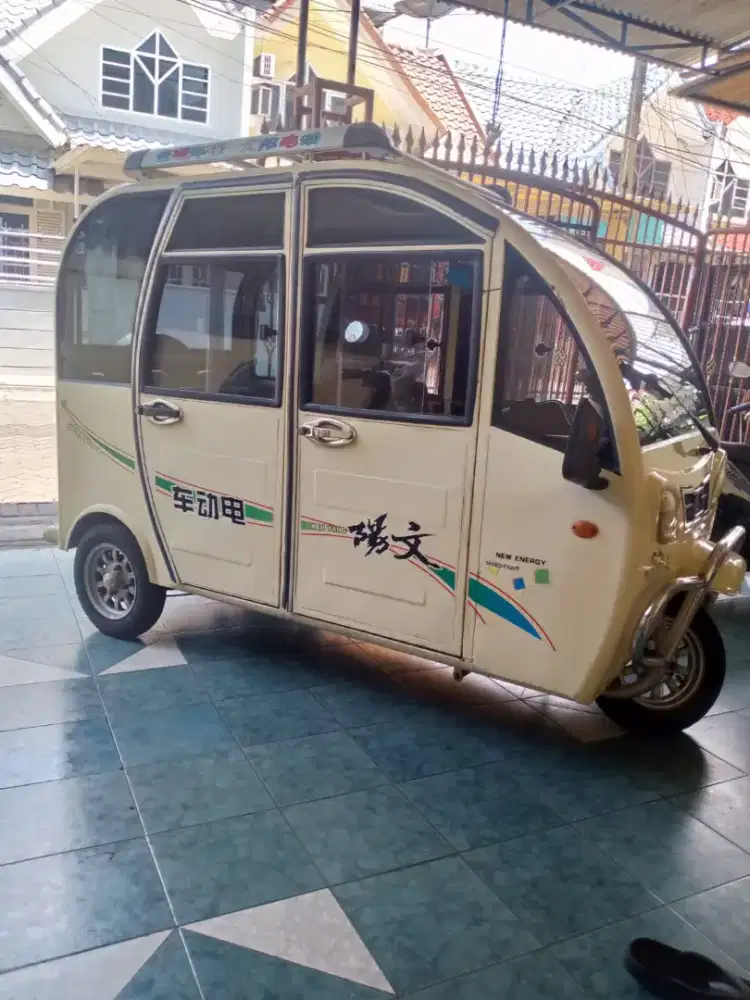 Kendaraan roda tiga listrik