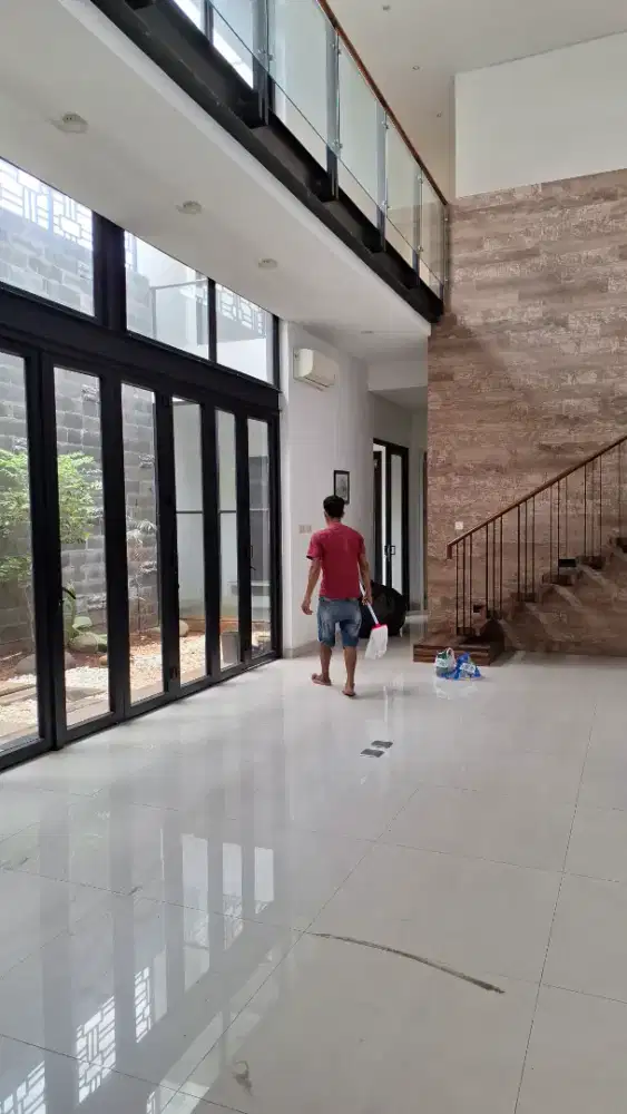 Disewakan rumah indah dan luas di Tebet
