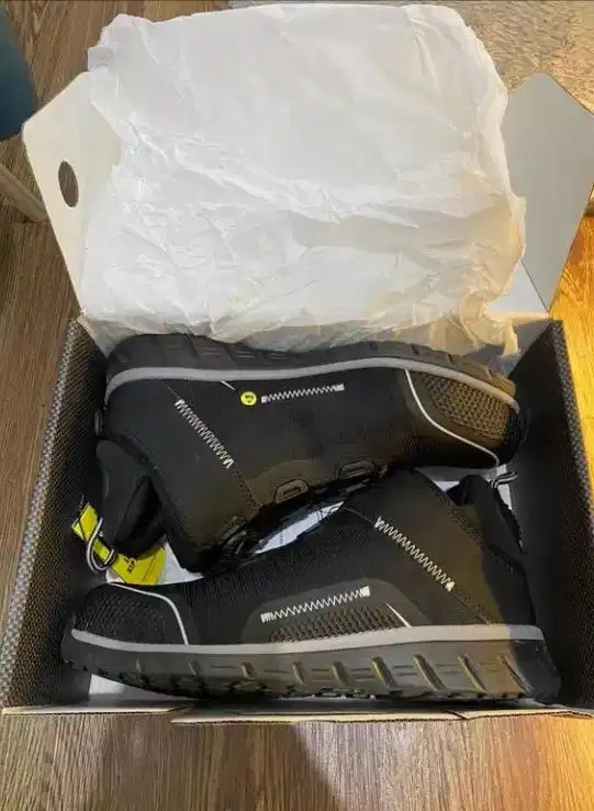 Sepatu safety jogger
