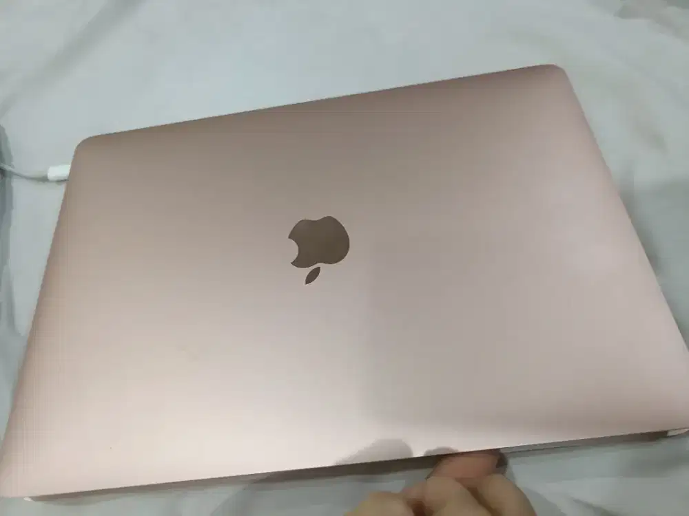 Macbook air tahun lengkap di gambar