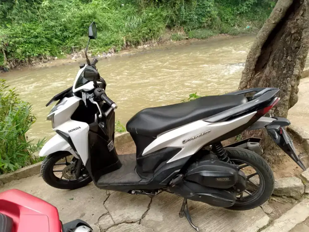 Dijual motor Honda Vario 125 CBS ISS (A/T) warna putih, tahun 2021,.