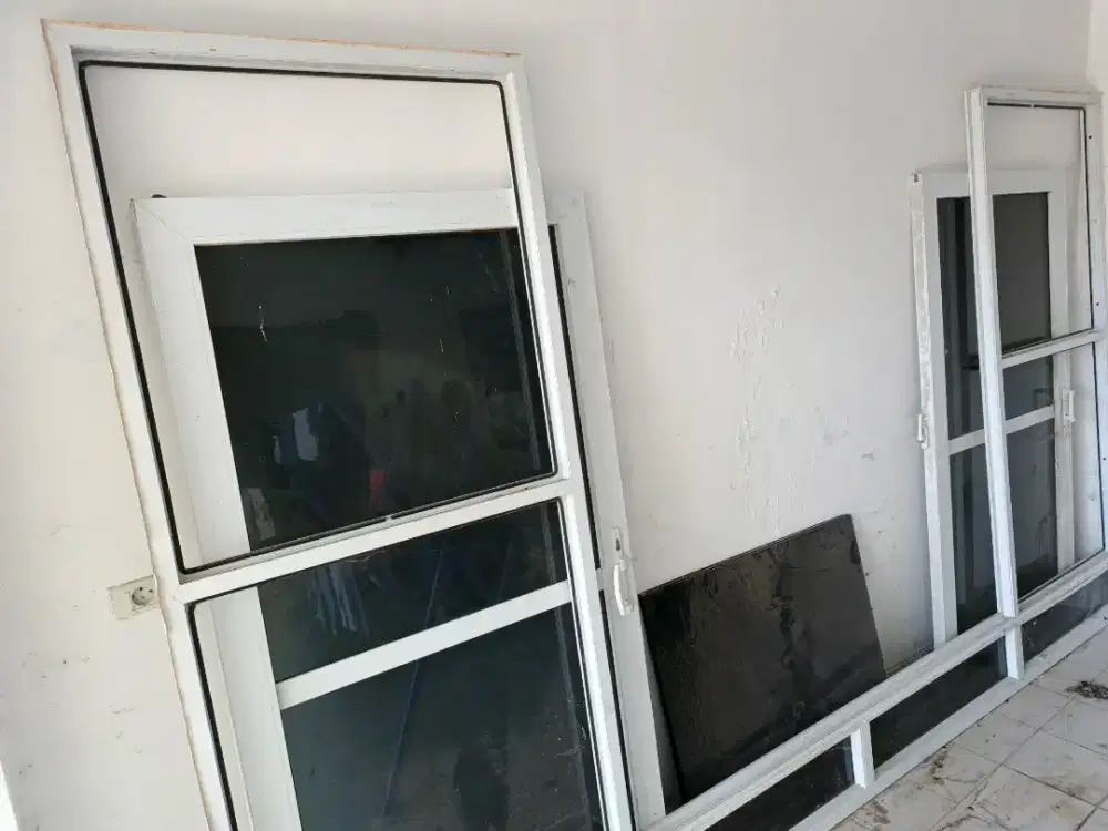 Pintu kaca UPVC