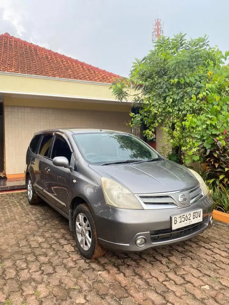 Nissan Grand Livina XV AT 2011