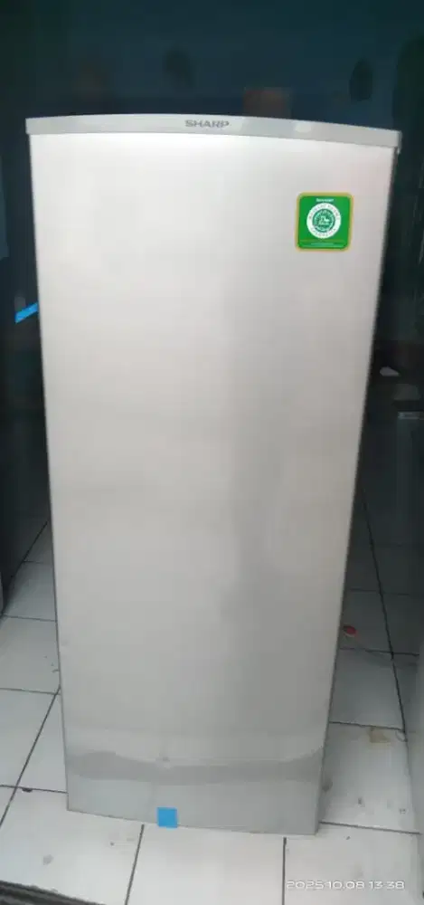 Dijual kulkas freezer rak 8susun merek Sharp kondisi normal siap pakai