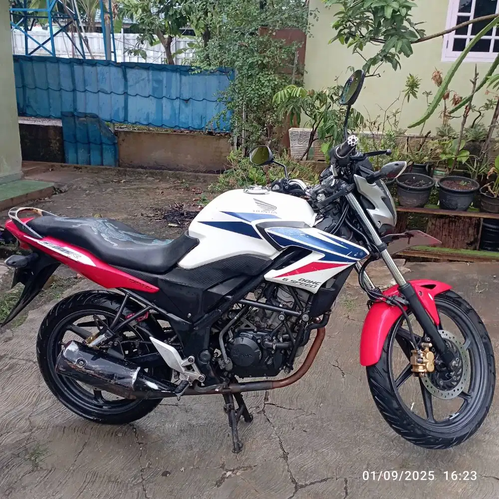 Dijual cepat cb150r 2015, bisa tuker tambh sama lexi125 (081398352434)