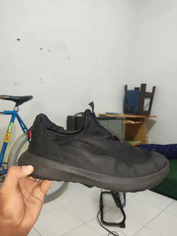 SEPATU CASUAL SLIP ON