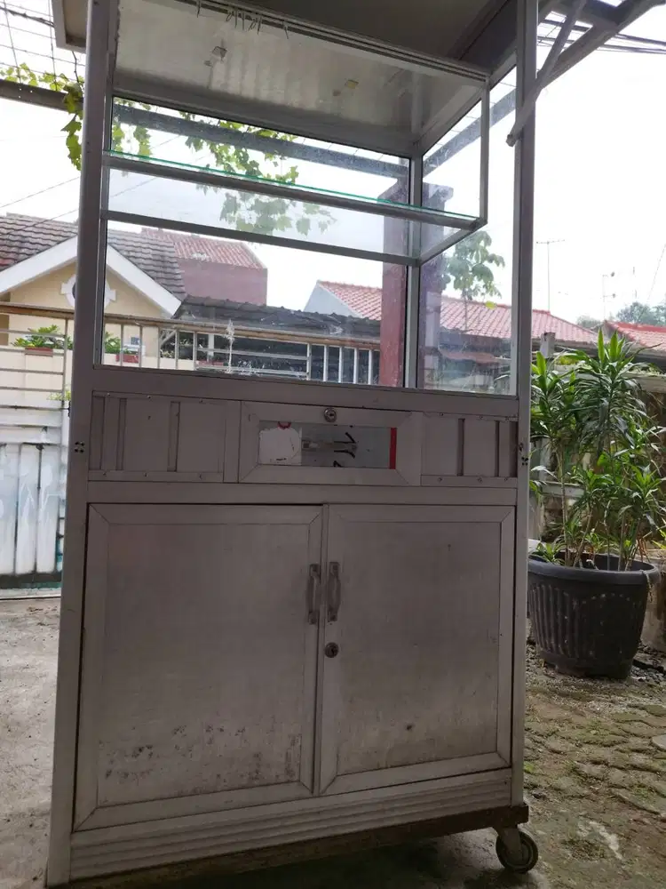 Etalase makanan alumunium dan kaca dengan tutup atap