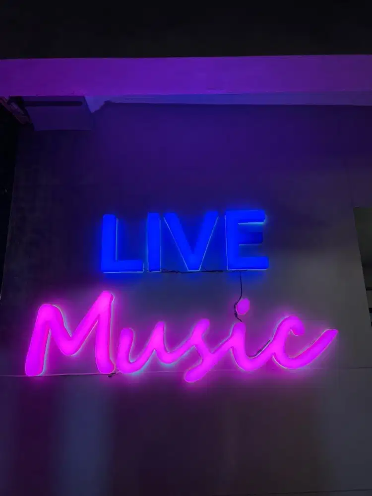 Neon box huruf timbul