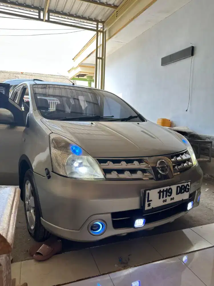 Mobil grand Livina
