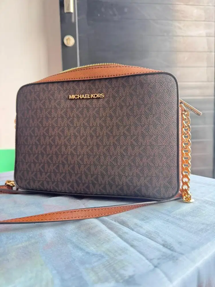 MK sling bag warna coklat