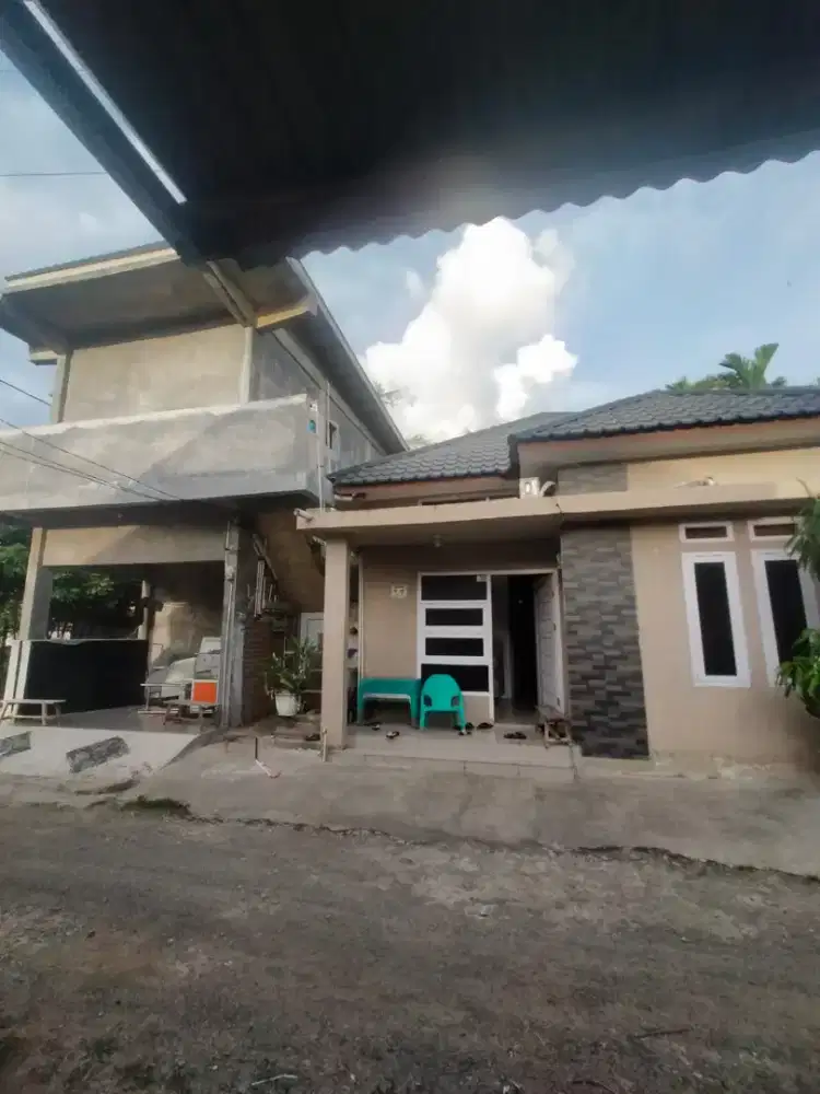 Dijual rumah dengan 2 bangunan
