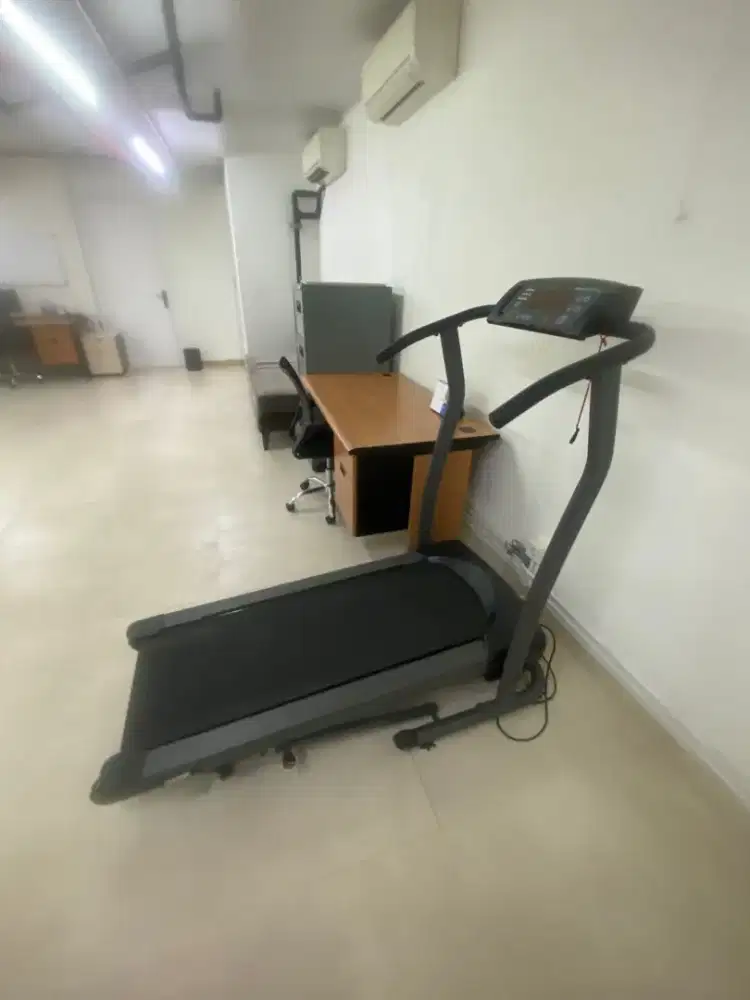 Treadmil alat olahraga